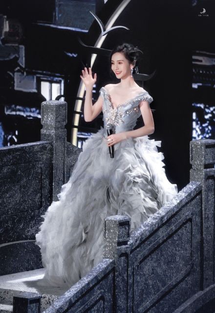 Trong những bức ảnh chụp xa và đã qua chỉnh sửa, vẻ đẹp của Angela Baby thật khiến người ta ngưỡng mộ. Trong những bức ảnh chụp xa và đã qua chỉnh sửa, vẻ đẹp của Angela Baby thật khiến người ta ngưỡng mộ.