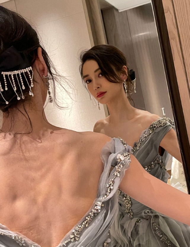 Tuy nhiên, ảnh hậu trường lại tố làn da phủ phấn không đều màu, sần sùi của bà xã Huỳnh Hiểu Minh. Tuy nhiên, ảnh hậu trường lại tố làn da phủ phấn không đều màu, sần sùi của bà xã Huỳnh Hiểu Minh.