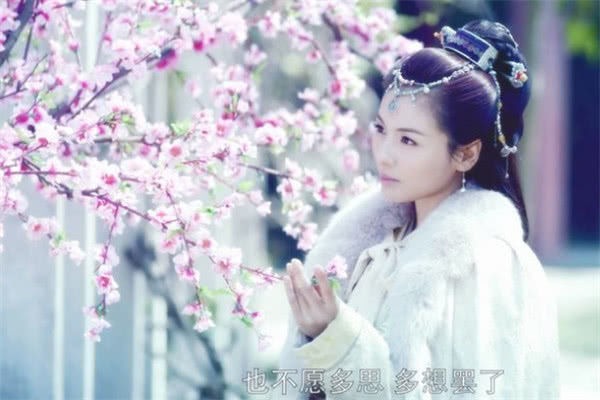 Trong Lang Nha Bảng, Lưu Đào đã có cảnh xuất hiện trong vườn đào rất nên thơ. Tạo hình của Lưu Đào xinh đẹp, dịu dàng hòa trong vườn đào đậm hơi thở mùa xuân khiến người xem nao lòng.