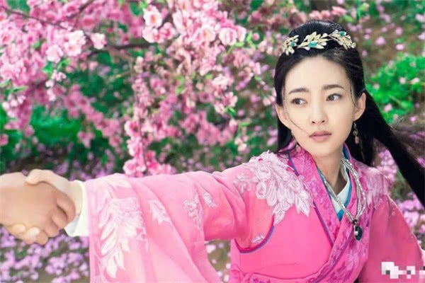 Vương Lệ Khôn đã tham gia nhiều bộ phim truyền hình và chứng tỏ được khả năng diễn xuất của mình. Cô cũng từng xuất hiện trong trang phục cổ trang màu hồng ấn tượng và khoe sắc giữa rừng đào.