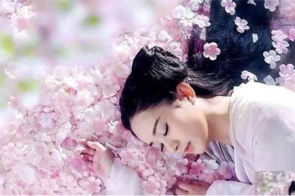 Hoa Thiên Cốt là một trong những bộ phim ăn khách của Triệu Lệ Dĩnh và Hoắc Kiến Hoa. Nữ diễn viên họ Triệu cũng từng có khoảnh khắc ngủ vùi trong vườn đào trông an nhiên như thế này.