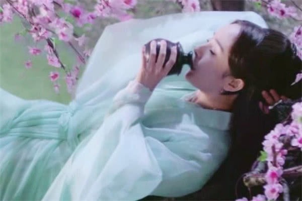 Nếu kể về những mỹ nhân trong rừng hoa đào thì không thể bỏ qua nữ thần 'Bạch Thiển' Dương Mịch trong Tam Sinh Tam Thế Thập Lý Đào Hoa. Cảnh nữ thượng thần say rượu ngủ mơ màng hay cảnh gặp gỡ tình nhân trong rừng đào 10 dặm khiến 'con dân tứ hải bát hoang' cảm động vì quá đẹp.