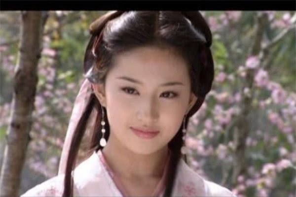 Nêu những mỹ nhân trên đã đủ xinh đẹp để khiến người xem phải động lòng thì tới Lưu Diệc Phi, chắc chắn họ sẽ say mê không lối thoát. Cô không chỉ là 'thần tiên tỷ tỷ' mà còn là nữ thần cổ trang của Cbiz. Vốn có khí chất hơn người, Lưu Diệc Phi đi giữa rừng đào thật chẳng khác nào một tiên nữ xinh đẹp thoát tục.