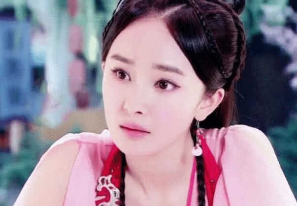 Dương Mịch được mệnh danh 'nữ hoàng rating' với rất nhiều bộ phim truyền hình ăn khách. Trong Cổ Kiếm Kỳ Đàm, cô nàng có mặc một bộ váy hồng rất ngọt ngào. Đôi mắt cáo to tròn, tinh anh của Dương Mịch khiến khán giả như bị hớp hồn.