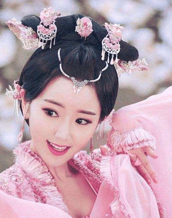 Mao Hiểu Đồng cũng là một trong những mỹ nhân có nhan sắc ngọt ngào của làng giải trí Hoa ngữ. Trong tạo hình cổ trang nhẹ nhàng này, Hiểu Đồng thực sự rất quyến rũ. Bộ váy hồng như biến cô ấy thành một tiểu cô nương quá đỗi dễ thương.