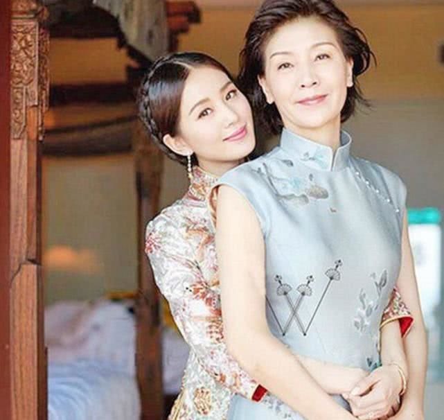 Lưu Thi Thi là sao nữ vừa có ngoại hình, vừa có khí chất của Hoa ngữ. Khi nhìn ảnh nữ diễn viên chụp cùng mẹ, Cnet mới biết cô được thừa hưởng mọi nét đẹp từ người phụ nữ này. Thậm chí, nhiều người cho rằng mẹ Lưu Thi Thi thời trẻ chắc chắn vóc dáng còn đẹp hơn cả con gái.