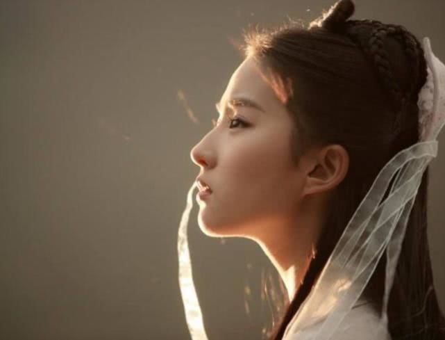 Nhắc đến Lưu Diệc Phi chắc hẳn các mọt phim Hoa ngữ đều biết. Cô được mệnh danh 'thần tiên tỷ tỷ' nhờ nhan sắc tượng đài trong lòng công chúng. Vai diễn Tiểu Long Nữ của Lưu Diệc Phi trong Thần Điêu Đại Hiệp được coi là kinh điển đối với nhiều người.