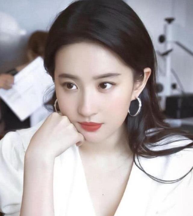 Nhan sắc mẹ ruột dàn mỹ nhân Cbiz: Mẹ Lưu Diệc Phi đẹp nức tiếng, mẹ Tống Tổ Nhi kinh diễm