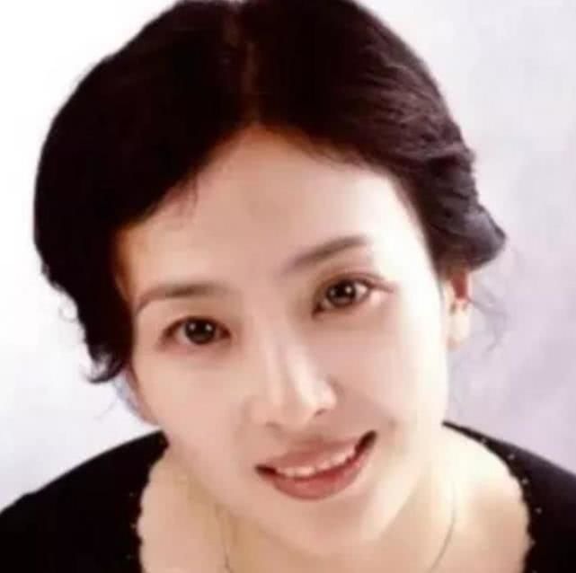 Nhiều người phát hiện ra Lưu Diệc Phi rất giống mẹ. Thật ra mẹ của cô, bà Lưu Hiểu Lợi khi còn trẻ cũng là một diễn viên vô cùng xinh đẹp, khí chất. Thậm chí, khí chất của bà còn cổ điển hơn cả con gái. Nhiều netizen nhận định nếu sinh ra ở thời đại này, mẹ Lưu Diệc Phi nhất định cũng là một nữ minh tinh nổi tiếng.