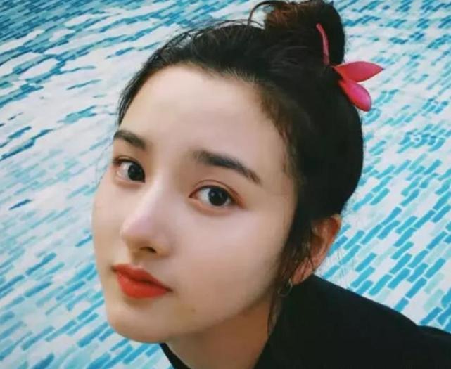 Tưởng rằng mẹ Lưu Diệc Phi đã là xinh đẹp nhất nhưng khi nhìn thấy mẹ của Tống Tổ Nhi, nhiều người sẽ 'quay xe'. Tống Tổ Nhi là sao nhí và từng đóng vai Na Tra khi còn nhỏ. Khi lớn lên, nhờ ngoại hình xinh đẹp mà cô nàng được mệnh danh là 'tiểu Trương Bá Chi'.