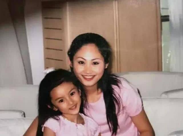 Ngắm những bức ảnh thời thơ ấu có thể thấy ngoại hình Tống Tổ Nhi gần như không thay đổi, vẫn đáng yêu, hoạt bát. Điều mà netizen ấn tượng nhất chính là nhan sắc của mẹ Tống Tổ Nhi. Bà có đôi lông mày lá liễu cực đẹp, đôi mắt sáng và nụ cười tỏa nắng. Dù ở thời đại nào thì mẹ Tống Tổ Nhi đúng là một đại mỹ nhân đích thực.