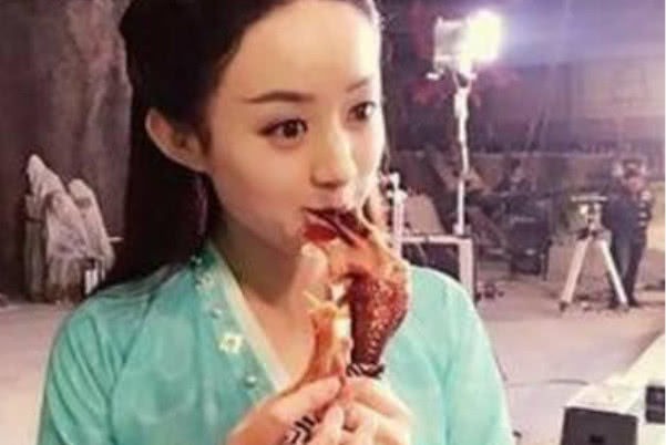 Triệu Lệ Dĩnh nổi tiếng là sao nữ háu ăn trong Cbiz. Dù đang tham gia các chương trình tạp kỹ hay đóng phim, chỉ cần thấy ăn là cô ấy không dừng lại được. Như trong bức ảnh này, Triệu Lệ Dĩnh rất chuyên tâm vào chiếc chân gà của mình.