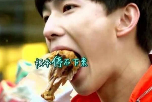 Dương Dương vốn là một sao lưu lượng đình đám bậc nhất Hoa ngữ. Trong mắt mọi người, anh ấy là nam thần lịch lãm, dù làm gì cũng hiền lành, từ tốn. Nhưng đó là khi bạn chưa thấy Dương Dương ăn chân gà thôi. Nhìn ảnh này xem, nam thần của chúng ta dường như có thể nuốt trọn cái đùi gà chỉ một lần.