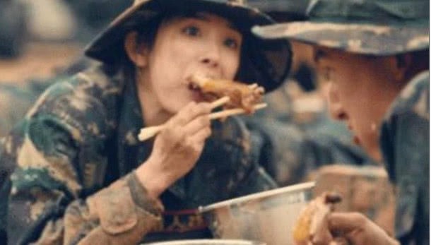 Khi tham gia một chương trình tạp kỹ, Dương Mịch đã rất vất vả. Vì vậy, đến lúc cầm được miếng chân gà trên tay, cô bỏ qua hình tượng, ngồi bệt xuống ăn trong thất thần.