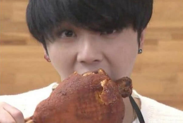 Chiếc đùi gà khổng lồ của Hoa Thần Vũ khiến netizen sửng sốt, trông nó còn to hơn mặt nam ca sĩ nữa. Nếu Hoa Hoa có thể ăn hết chiếc đùi gà này trong vòng một hơi thì đúng là kỳ diệu.