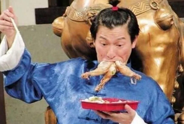 Trùm cuối không bao giờ làm khán giả thất vọng. Khi xem ảnh này chắc nhiều người không thể nhận ra thiên vương Lưu Đức Hoa. Có lẽ anh ấy rất đói nên mới ăn tới 3 chiếc đùi gà một lúc như vậy.