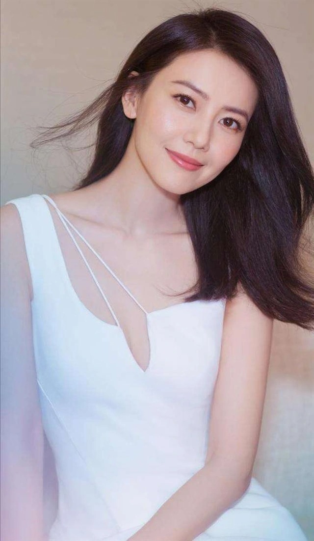 Cao Viên Viên là cái tên mang lại cảm giác da diết cho người nghe. Ở ngoài đời, bà xã Triệu Hựu Đình là một mỹ nhân có gương mặt sắc sảo, thanh tú. Dù không quá danh tiếng trong sự nghiệp nhưng Cao Viên Viên luôn đứng top cao trong các bảng xếp hạng nhan sắc của showbiz.