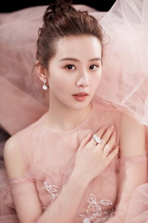 Lưu Thi Thi trở nên nổi tiếng sau bộ phim truyền hình Bộ Bộ Kinh Tâm. Với vẻ đẹp nhẹ nhàng, thanh khiết, Lưu Thi Thi khiến người đối diện cảm thấy thư thái vô cùng. Nhan sắc của Lưu Thi Thi không phải kiểu sắc sảo, dữ dội mà càng ngắm càng mê. Ngoài ra, do được tập múa từ nhỏ nên cô còn sở hữu vóc dáng và khí chất rất tinh tế.