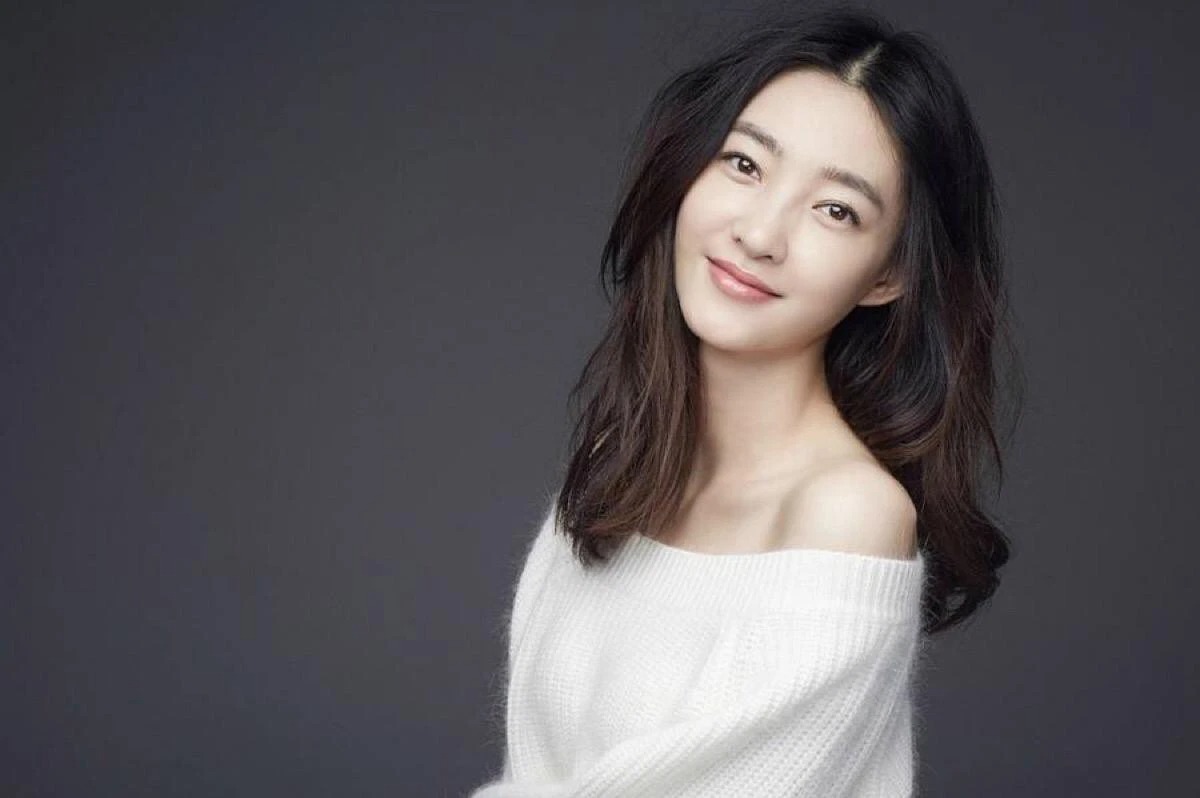 Vương Lệ Khôn, “nữ thần mặt mộc” đứng thứ 2 trong danh sách này. Trên phim, vẻ đẹp của Vương Lệ Khôn được đánh giá là lạnh lùng, sắc sảo. Ở ngoài đời, nữ diễn viên toát lên nét tươi tắn, dịu dàng và quyến rũ. Đặc biệt, nụ cười của Vương Lệ Khôn khiến nhiều Cnet như bị bỏ bùa.