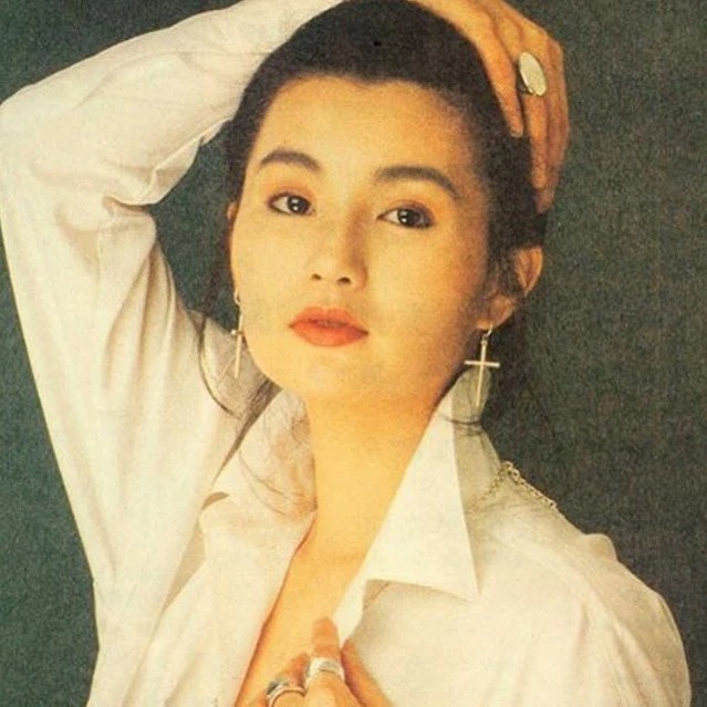 Top 1 trong danh sách này là một nữ thần thế hệ cũ. Trương Mạn Ngọc từng góp mặt trong rất nhiều tác phẩm điện ảnh nổi tiếng. Từ ngoại hình xinh đẹp, trong sáng khi mới vào nghề cho đến sự trưởng thành và phong độ ở thời điểm hiện tại, Trương Mạn Ngọc luôn được người Trung Quốc xem là 'nữ thần'. Hiện tại, dù ít khi xuất hiện trên màn ảnh nhưng nhan sắc Trương Mạn Ngọc vẫn mãi là 'tượng đài' của Cbiz.