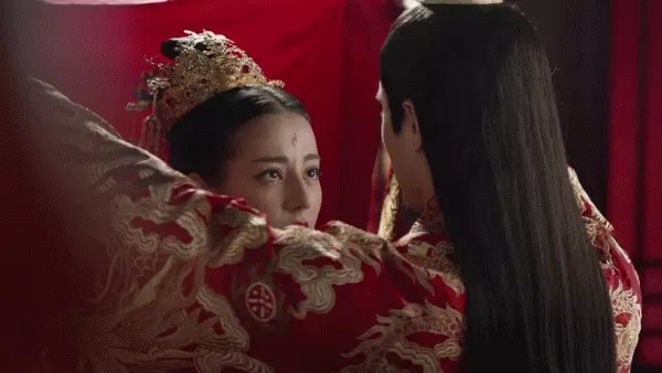 Địch Lệ Nhiệt Ba và Cao Vỹ Quang từng có màn hợp tác cực ăn ý trong Tam Sinh Tam Thế Thập Lý Đào Hoa và Chẩm Thượng Thư. Đặc biệt, trong Thập Lý Đào Hoa, nhân vật Phượng Cửu (Nhiệt Ba) và Đông Hoa Đế Quân (Cao Vỹ Quang) có cảnh lịch kiếp, kết phu phụ đầy cảm động.