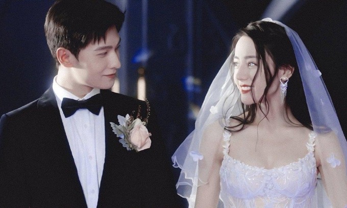 Gần đây nhất, Địch Lệ Nhiệt Ba đã có màn song kiếm hợp bích của Dương Dương trong bộ phim nổi tiếng Em Là Niềm Kiêu Hãnh Của Anh. Chuyện tình của Vu Đồ và Kiều Tinh Tinh đã làm mưa làm gió các BXH phim Hoa ngữ khi công chiếu. Không thể phủ nhận 2 visual Dương Dương và Nhiệt Ba quá đẳng cấp. Những bức ảnh cưới của họ trong phim cũng đẹp rụng rời.