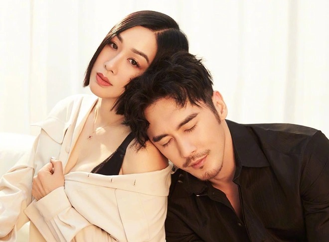 Cặp đôi thứ 3 trong danh sách này là Trương Luân Thạc và Chung Lệ Đề. Sinh ra tại Canada nhưng Chung Lệ Đề lại mang 2 dòng máu Việt - Trung. Cô từng được biết đến khi tham gia nhiều bộ phim 18+ của làng giải trí Hoa ngữ. Về đời tư, Chung Lệ Đề là một mỹ nhân truân chuyên. Trước khi đến với Trương Luân Thạc, Chung Lệ Đề đã có 2 đời chồng và 3 con riêng. Năm 2015, Chung Lệ Đề gặp chàng trai kém mình 12 tuổi Trương Luân Thạc trong một show thực tế. Sau đó, người đàn ông này đã quyết định bù đắp cho những tổn thương trong quá khứ của người đẹp bất chấp bị gia đình phản đối.