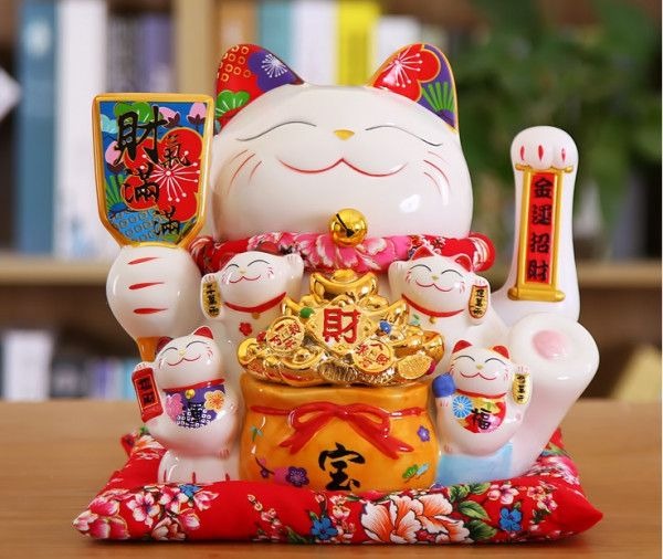 Những vật có tính động như mèo thần tài vẫy tay cũng nên tránh để trên bàn làm việc, bàn học.