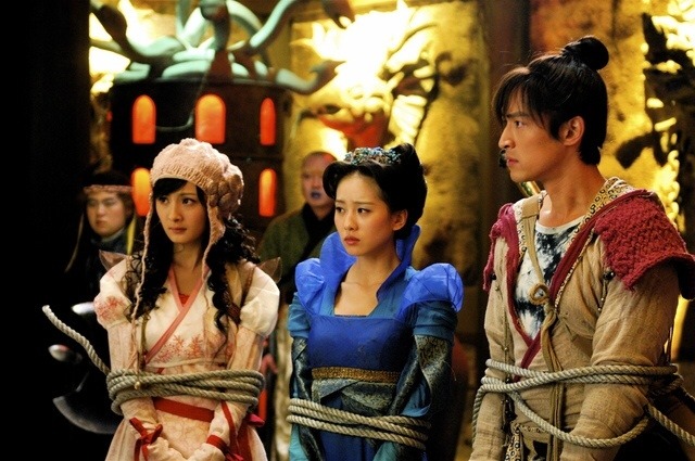 Trong Tiên Kiếm Kỳ Hiệp 3, Lưu Thi Thi và 'đồng bọn' cũng bị bắt trói. Tuy nhiên, nhìn 3 vòng dây lỏng lẻo trên người Lưu Thi Thi và những nhân vật khác khiến netizen thấy chướng mắt.