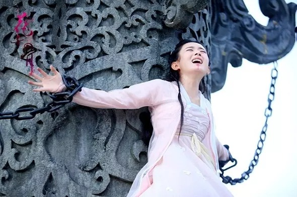 Triệu Lệ Dĩnh đang là một ngôi sao sáng giá của làng giải trí Hoa ngữ. Cô cùng với Hoắc Kiến Hoa đã tạo nên siêu phẩm Hoa Thiên Cốt năm 2015. Trong phim có nhiều cảnh ngược thân, ngược tâm mà Triệu Lệ Dĩnh đã thể hiện xuất sắc. Khán giả chắc hẳn vẫn chưa quên được khoảnh khắc Hoa Thiên Cốt chịu hình phạt 17 đinh tiêu hồn trên trụ Tru tiên sau khi đi trộm thần khí để cứu sư phụ. Biểu cảm khuôn mặt đau đớn của cô nàng khiến người xem muôn phần xót xa.