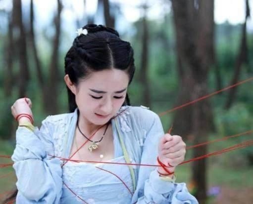 Nếu trong Hoa Thiên Cốt, cảnh trói của Triệu Lệ Dĩnh được khán giả đồng cảm thì ở cảnh quay này cô lại bị chê cười rất nhiều. Nhìn cảnh Dĩnh Bảo giãy giụa giữa đám dây len này netizen chỉ sợ cô giãy mạnh quá đứt dây của đoàn phim.