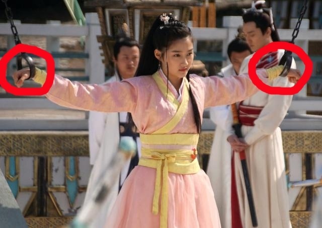 So với những màn bắt trói, tra tấn của các nữ nhân trên, Quan Hiểu Đồng trong Cửu Châu Thiên Không Thành lại khiến người xem khó chịu vì màn dàn dựng quá giả trân này. Tạo hình của Hiểu Đồng vẫn rất xinh đẹp, không có bất cứ biểu hiện gì để người ta phải đồng cảm. Điều đáng nói là chiếc còng tay rộng tới mức ngang ngược, giống như cô ấy chủ động cho tay vào vậy. Đây có phải là cảnh phim coi thường IQ của khán giả không?