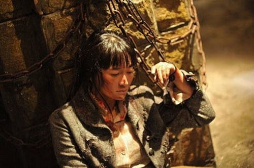 Ngoài Phạm Băng Băng, Lý Tiểu Nhiễm cũng chịu trói trong Đông Phong Vũ. Cô được tạo hình rách rưới, mặt mũi lấm lem rất hợp hoàn cảnh.