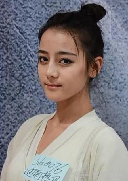 Địch Lệ Nhiệt Ba của thời điểm hiện tại đã được suy tôn là 'nữ thần' của làng giải trí Hoa ngữ. Không chỉ nắm trong tay sự nghiệp vững chắc, 'mỹ nhân Tân Cương' còn được ái mộ nhờ vẻ đẹp lai có một không hai của mình. Năm 18 tuổi, Địch Lệ Nhiệt Ba đã từng tham gia một chương trình tạp kỹ. Có thể thấy Nhiệt Ba khi ấy có làn da hơi ngăm nhưng các nét trên gương mặt thì rất ưu tú.