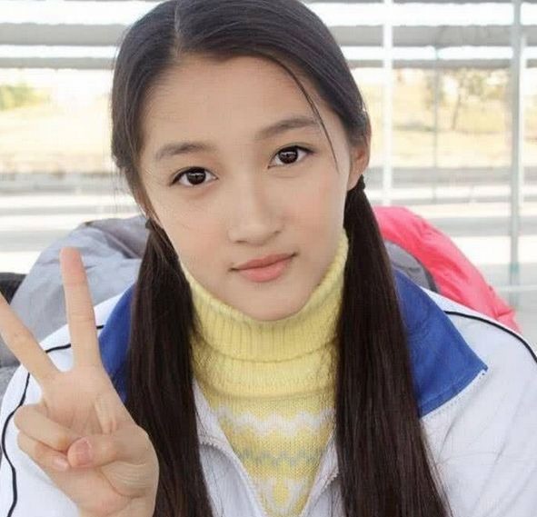 Đây là bức ảnh Quan Hiểu Đồng năm 19 tuổi. Có thể thấy bạn gái Lộc Hàm khi đó trông rất ngây thơ, thư sinh. Ở độ tuổi trăng tròn, Quan Hiểu Đồng toát ra một vẻ đẹp vừa ngọt ngào lại vừa non nớt. So với thời điểm hiện tại, Quan Hiểu Đồng dường như không thay đổi quá nhiều. Cô ấy vẫn giữ được nét trẻ thơ trên gương mặt dù vóc dáng đã mặn mà, gợi cảm hơn rất nhiều.