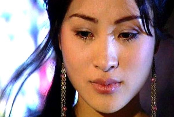 Nhân vật Lâm Tiên Nhi trong tiểu thuyết Tiểu Lý Phi Đao của Cổ Long là đệ nhất mỹ nhân của võ lâm, ngay cả nữ chính Lâm Thi m cũng không đẹp bằng. Tuy nhiên, nhan sắc của Trịnh Giai Hân, người đảm nhận vai diễn này lại khiến khán giả la ó. Ngoại hình của Trịnh Giai Hân hơi thô và quê, không thể toát lên được khí chất thanh thoát, yêu kiều, quý phái mà một mỹ nhân đẹp nhất cần có.