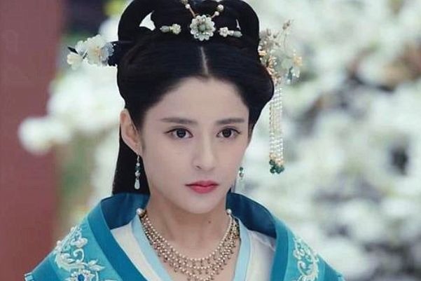 Nếu khán giả từng theo dõi Cẩm Tú Vị Ương chắc hẳn còn nhớ 'mỹ nữ Bắc Kinh' Lý Trường Lạc. Nhân vật này trong nguyên tác được mô tả rất đẹp với đôi mắt và lông mày thanh tú, mặc trang phục thêu hoa hải đường xinh đẹp, thân hình mảnh mai như cây liễu. Tuy nhiên, trong phim, nhân vật Lý Trường Lạc do Lý Tâm Ngải thủ vai lại không có được khí chất như vậy.