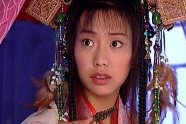 Ngô Thần Quân thủ vai mỹ nhân Khổng Từ trong bộ phim truyền hình nổi tiếng Phong Vân. Nhân vật này dành được tình cảm của rất nhiều nhân vật nam trong phim. Theo nguyên tác, Khổng Từ là một cô gái có đường nét thanh tú, dịu dàng, đáng thương nhưng nhìn hình ảnh này của Ngô Thần Quân, netizen cũng có kết luận của riêng mình.