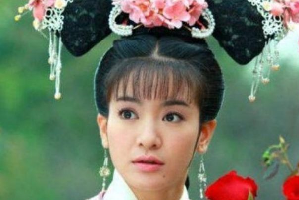 Khi xem Tân Hoàn Châu Cách Cách, nhiều người bị thu hút bởi đôi mắt to tròn, ngấn nước của Tiểu Yến Tử. Ở phần này, người vào vai Én Nhỏ là Lý Thạnh. Cô sở hữu đôi mắt rất to nhưng lại bị khán giả đem ra so sánh với Triệu Vy trước đó. Tất nhiên, Lý Thạnh bị lép vế hơn nữ diễn viên họ Triệu.