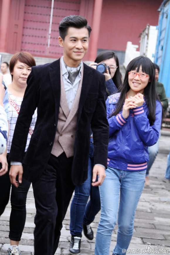 Kiều Chấn Vũ cũng là một mỹ nam nức tiếng của làng giải trí Hoa ngữ. Anh không sở hữu tầm vóc to cao nhưng lại có một vẻ đẹp cuốn hút và được cho là nam thần hoàn hảo trong lòng nhiều cô gái. Trước đây, Kiều Chấn Vũ từng có mối tình kéo dài 8 năm với Vương Lệ Khôn nhưng sau đó, anh lại nên duyên với Vương Thiến Nhất sau một lần hợp tác. Giờ đây, Kiều Chấn Vũ đã lên chức bố, danh tiếng không còn được như trước nhưng nhắc tới anh, người ta lại nghĩ ngay đến u Dương Minh Nhật điển trai, thần bí trong Tuyết Hoa Nữ Thần Long.