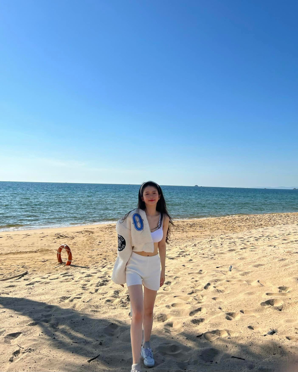 Ngỡ ngàng với sắc vóc gợi cảm, quyến rũ của Linh Ka ở tuổi 20 - Ảnh 1 Ngỡ ngàng với sắc vóc gợi cảm, quyến rũ của Linh Ka ở tuổi 20 - Ảnh 1