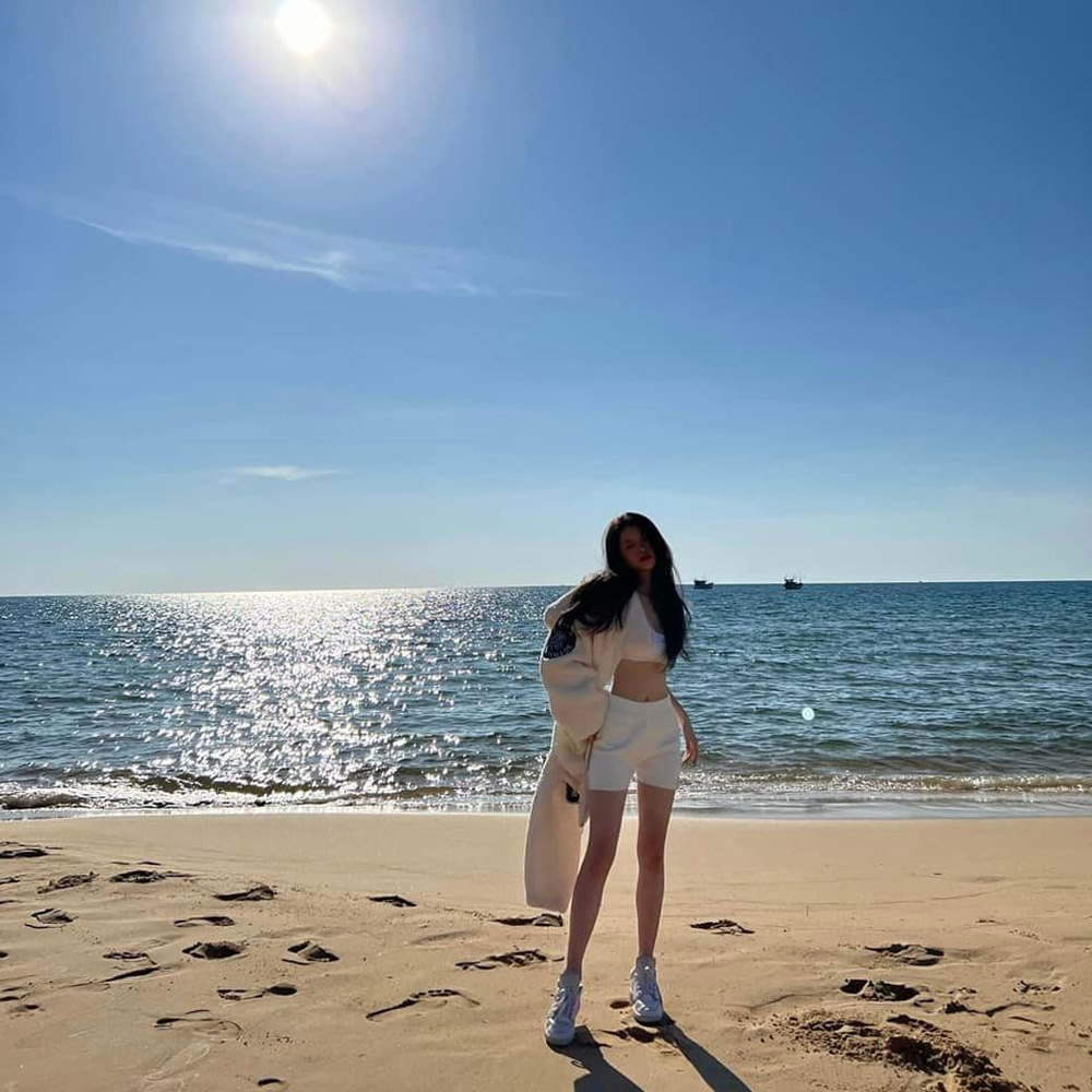 Ngỡ ngàng với sắc vóc gợi cảm, quyến rũ của Linh Ka ở tuổi 20 - Ảnh 2 Ngỡ ngàng với sắc vóc gợi cảm, quyến rũ của Linh Ka ở tuổi 20 - Ảnh 2