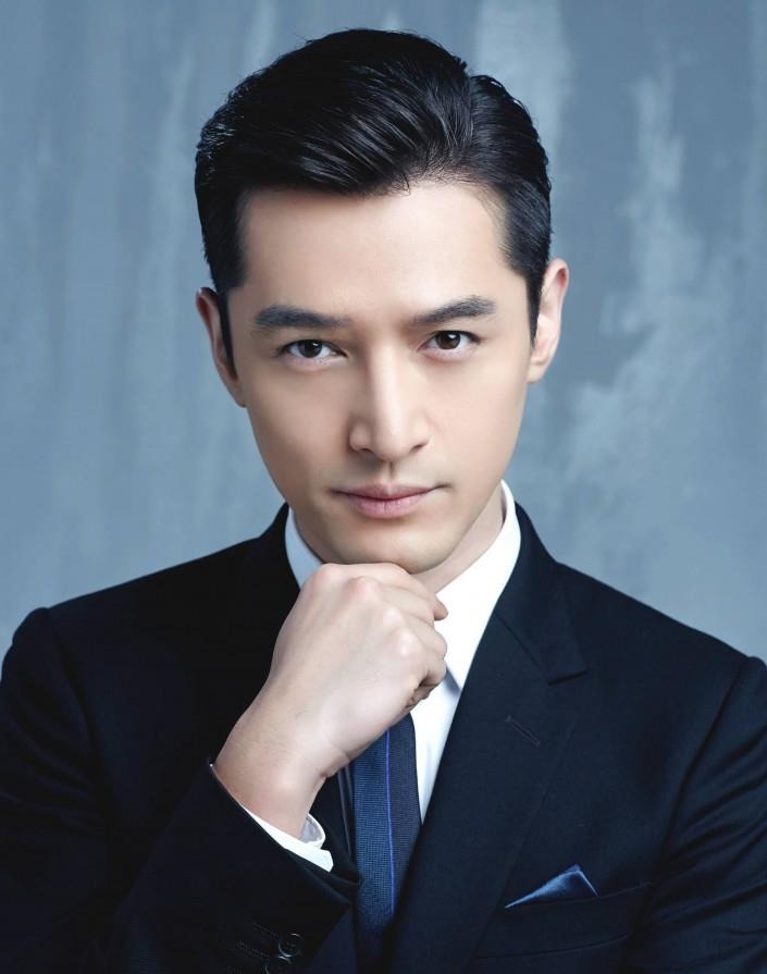 Người đứng đầu trong danh sách này là Hồ Ca. Anh đốn tim khán giả từ Mai Trường Tô đến Lý Tiêu Dao và tới nay vẫn là một nam thần độc thân, quyến rũ trong lòng bao fan nữ. Những tác phẩm truyền hình mà Hồ Ca tham gia có rating rất cao, ở ngoài đời anh cũng giàu trí tuệ cảm xúc. Có thể nói, trong mắt CDM Trung Quốc, Hồ Ca là đại diện cho một nam thần đích thực, vừa điển trai, vừa diễn xuất tốt. Những năm gần đây, dù không cho ra nhiều tác phẩm nhưng vị trí của Hồ Ca trong lòng người hâm mộ vẫn chưa bao giờ giảm sút.