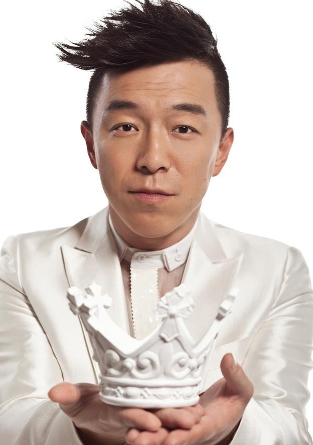 Khi nói Hoàng Bột là sao nam hấp dẫn của làng giải trí Hoa ngữ thì ắt hẳn sẽ có nhiều lời tranh cãi. Bởi lẽ, ngoại hình của chàng trai này không đủ đẹp để người ta nhìn vào là yêu thích, thậm chí, anh còn được mệnh danh “trai xấu” của Cbiz. Tuy nhiên, anh ấy lại có thứ 'vũ khí' tối thượng đó là trí thông minh cảm xúc. Sự tinh tế, hài hước của Hoàng Bột khiến mọi cô gái đổ gục khi tiếp xúc. Thống lĩnh màn ảnh, kỹ năng diễn xuất tốt và EQ cao đã mang lại cho Hoàng Bột nhiều người hâm mộ. Nếu được chọn lấy làm chồng, rất nhiều cô gái muốn người đó là Hoàng Bột bởi lẽ đây là người đàn ông có thể khiến họ cười cả ngày.