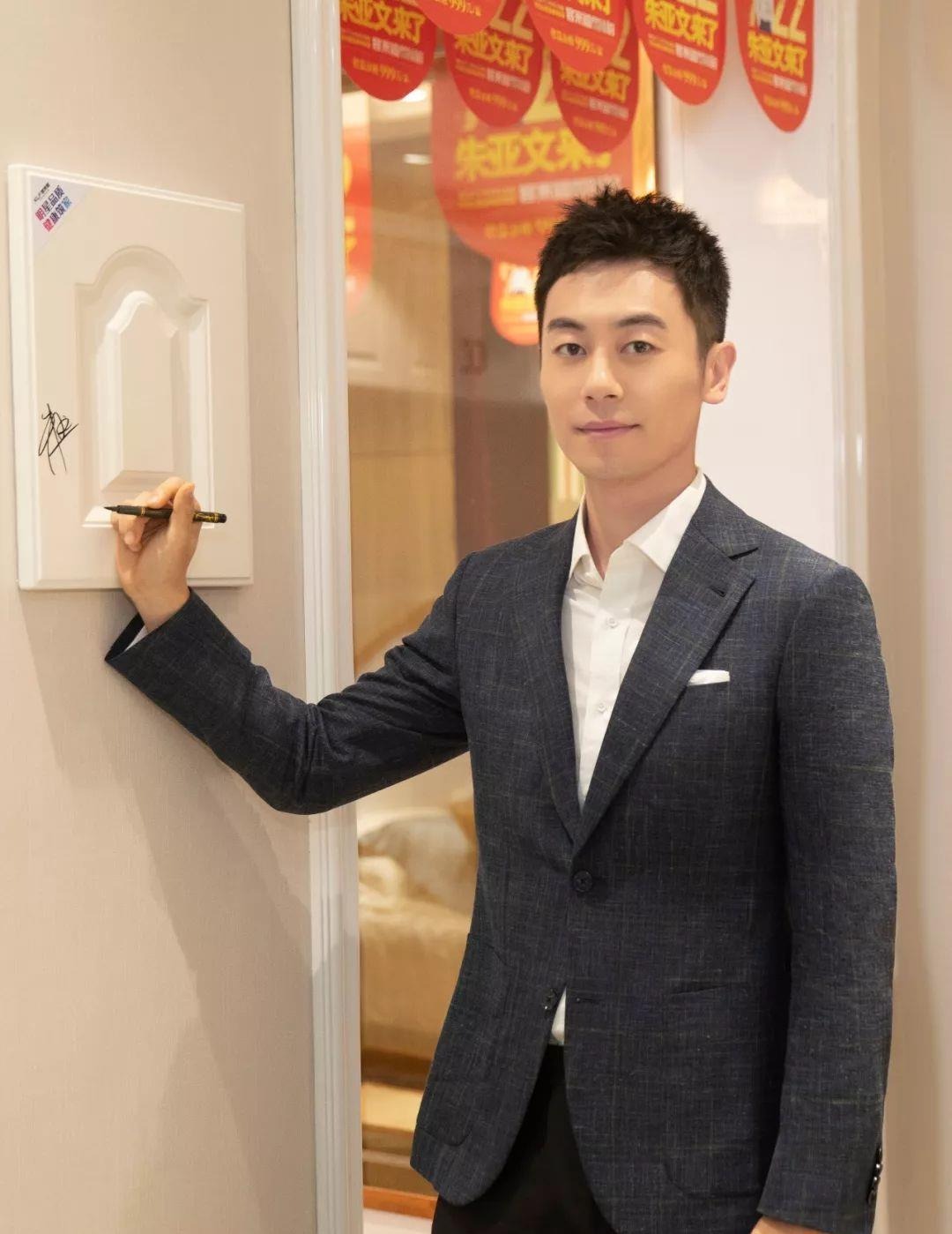 Chu Á Văn được đông đảo công chúng biết đến sau vai diễn Dư Chiêm Ngao, hợp tác cùng Châu Tấn trong Cao Lương Đỏ. Thay vì sở hữu nhan sắc theo thị hiếu số đông, Chu Á Văn lại toát lên khí chất cuốn hút rất khác biệt, nửa chính, nửa tà. Đặc biệt, lối diễn tự nhiên đã mang về cho Chu Á Văn nhiều giải thưởng danh giá.