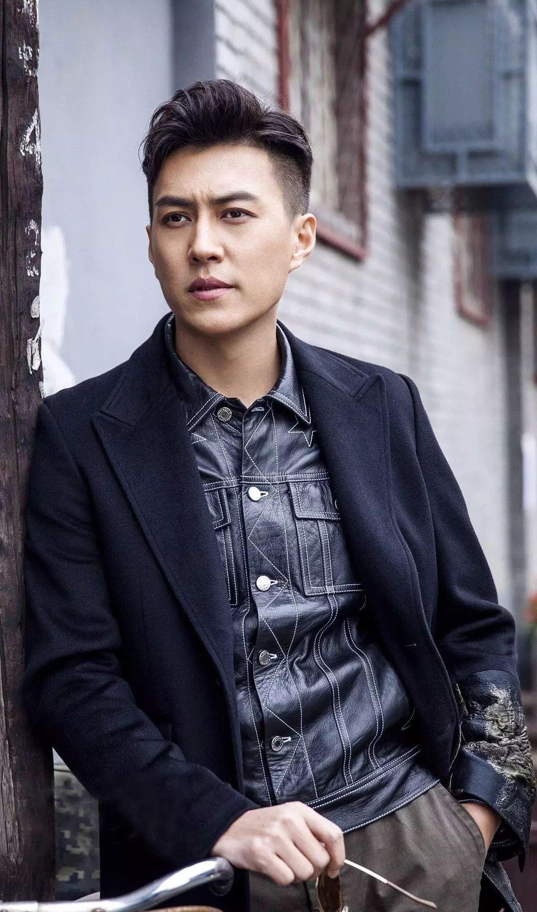 Cận Đông sinh năm 1976 và được ví von là 'nam thần nở muộn' của Cbiz. Anh bắt đầu sự nghiệp từ năm 1993 nhưng phải đến năm 2015 mới trở nên nổi tiếng với bộ phim truyền hình Kẻ Ngụy Trang. Diện mạo của Cận Đông không phải quá xuất sắc nhưng ở anh lại toát ra sự trầm ổn, trưởng thành. Kỹ năng diễn xuất của anh cũng đã được khán giả công nhận. Tuy đã bước qua tuổi tứ tuần nhưng Cận Đông vẫn giữ được sự phong trần, lãng tử của mình. Chính vì vậy, anh được CDM mệnh danh là nam thần cuốn hút.