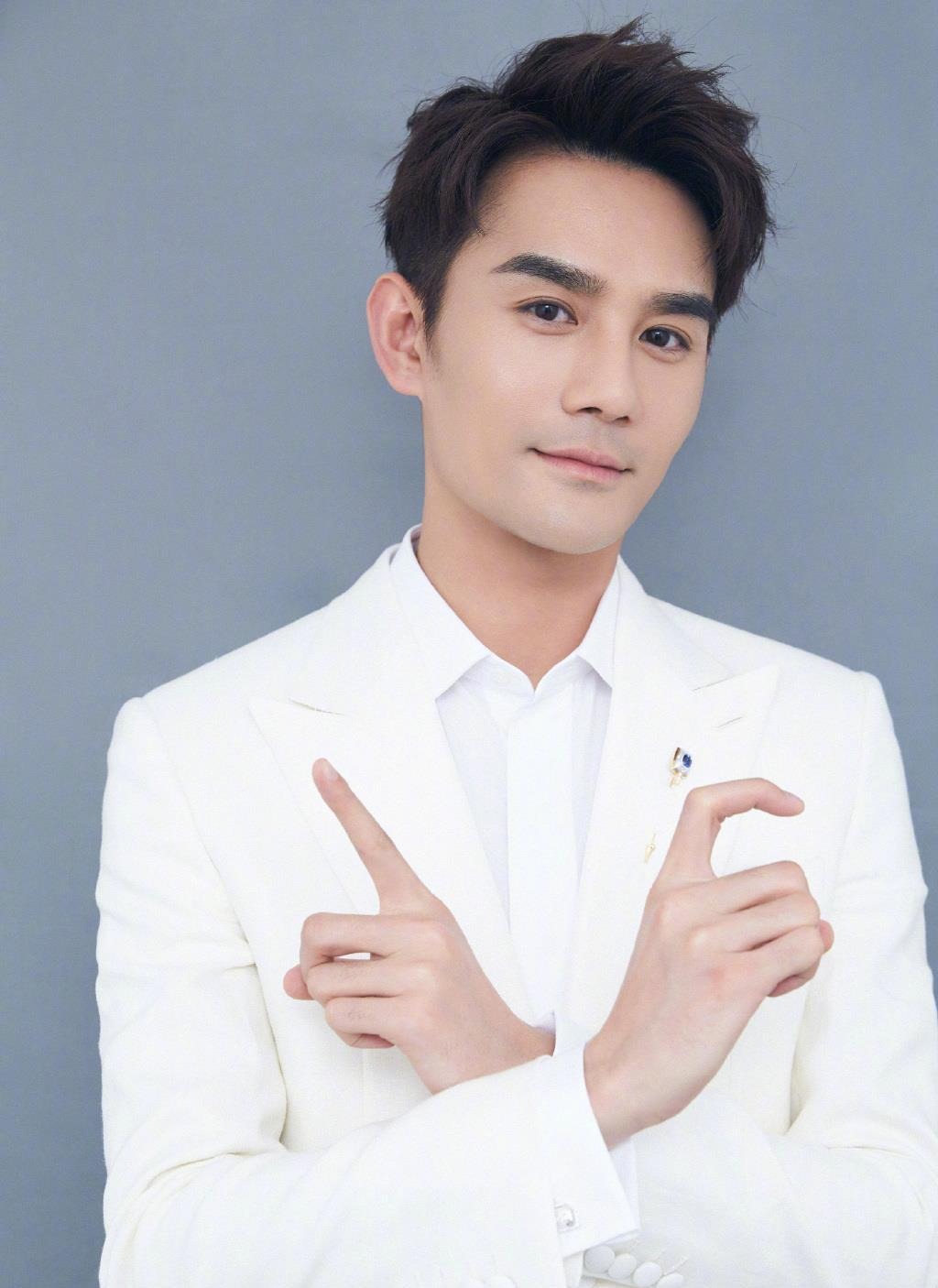 Đứng ở vị trí thứ 5 là Vương Khải. Anh được CDM nhận xét là một nam thần hấp dẫn. Sở hữu vẻ ngoài điển trai và nam tính, Vương Khải còn có kỹ năng diễn xuất ấn tượng. Vì vậy, không khó hiểu khi anh luôn là người tình trong mộng của nhiều cô gái. Không phải đẹp theo kiểu 'tiểu thịt tươi', Vương Khải trong ấn tượng của công chúng sở hữu nét nam tính, khẳng khái, cương trực. Vóc dáng cao to, hành động và lời nói trầm nổn nên Vương Khải thường được mời đóng các vai cảnh sát. Nhờ ngoại hình, khí chất và những vai diễn của mình mà Vương Khải ghi dấu ấn tốt trong lòng công chúng, đặc biệt là phái đẹp.