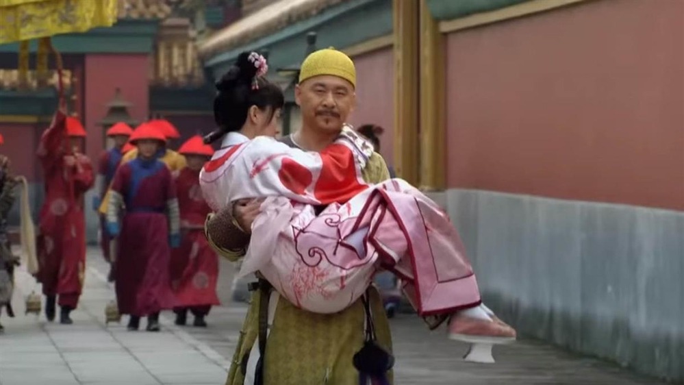 8 màn bế công chúa trong phim cổ trang: Nhậm Gia Luân lãng mạn, Chung Hán Lương cười muốn xỉu 1