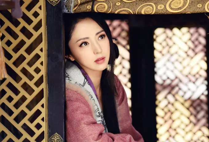 Một mỹ nhân nức tiếng Cbiz hơn 10 năm trước nữa là Đổng Tuyền. Cô sở hữu vẻ đẹp mong manh, dịu dàng và cho tới tận thời điểm này vẫn giữ được phong độ. Khán giả yêu mến Đổng Tuyền ấn tượng với cô qua các vai diễn trong Thần Điêu Đại Hiệp, Phật Sống Tế Công, Bát Đại Hào Hiệp... Sau đó, cô trở thành tâm điểm chú ý vào năm 2018 khi ông xã Cao Vân Tường bị buộc tội cưỡng dâm. Đến năm 2019, Đổng Tuyền và Cao Vân Tường ly hôn. Kể từ đó, cuộc sống của mỹ nhân này trở nên kín tiếng hơn. Năm 2021, Đổng Tuyền tái xuất với vai diễn tiên cá trong Hộc Châu Phu Nhân. Vẻ đẹp tuyệt thế giai nhân của cô vượt qua cả 2 mỹ nhân trẻ là Dương Mịch và Trần Tiểu Vân, khiến CDM vô cùng ngưỡng mộ.