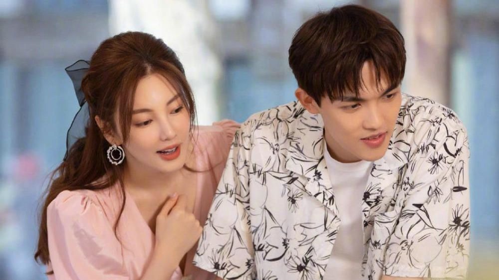 Hậu ly hôn, cô cặp kè với 'phi công' Lý Bính Hy. Hậu ly hôn, cô cặp kè với 'phi công' Lý Bính Hy.